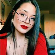 Profesora de biología imparte clases a niños y niñas